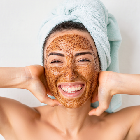 Gommage Café – Exfolie, purifie et révèle l’éclat de la peau
